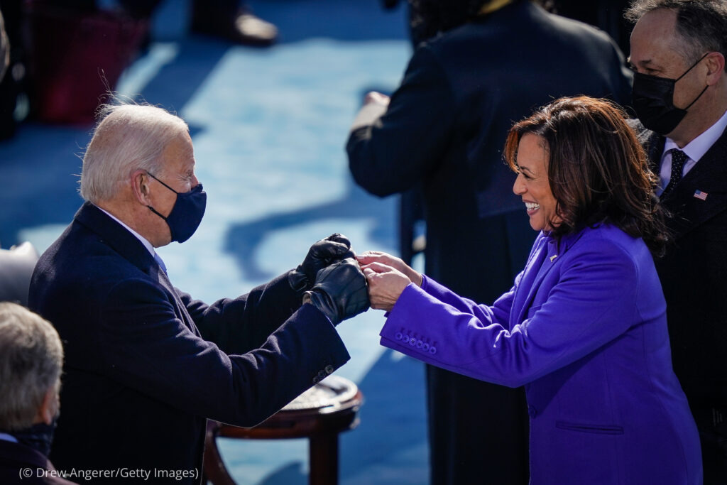 El flamante presidente electo Joe Biden y su Vicepresidenta,  Kamala Harris en acto de Asunción de autoridades en EEUU.